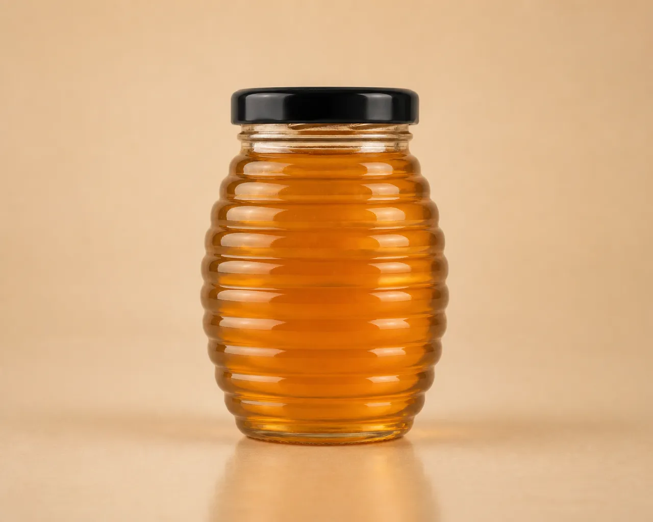 Honigglas in Bienenstockform